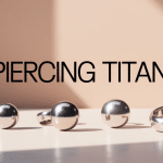 illustration bijoux piercing titane sur surface claire