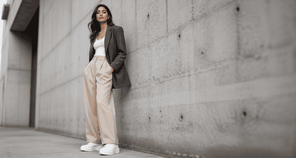 Basket blanche femme tendance 2025 sur look tailleur