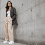 Basket blanche femme tendance 2025 sur look tailleur