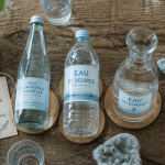 eau minerale ou eau de source bouteilles sur table