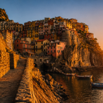 manarola italie falaises maisons colorées coucher de soleil