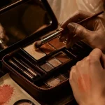 Maquillage pour mariée brune : palette champagne, cuivre et chocolat, teint longue tenue