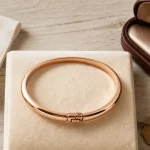 Bracelet rose or en or rose 18 carats, fermoir visible