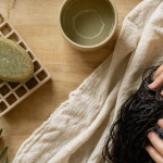 Comment utiliser un shampoing solide : faire mousser, rincer et le faire durer, shampoing solide sur porte-savon