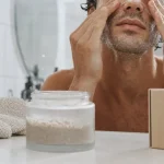 Gommage visage pour homme sur peau humide, massage doux au lavabo