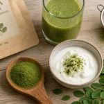 Poudre de moringa bienfait : cuillère de poudre verte sur table avec feuilles